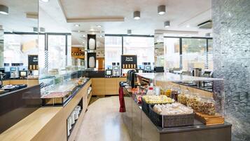 Lunch and dinner served, Italian cuisine