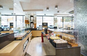 Déjeuner et dîner servis sur place, spécialités Cuisine italienne