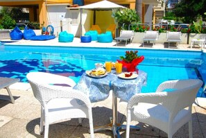 Se sirven almuerzos, cenas y cocina italiana 