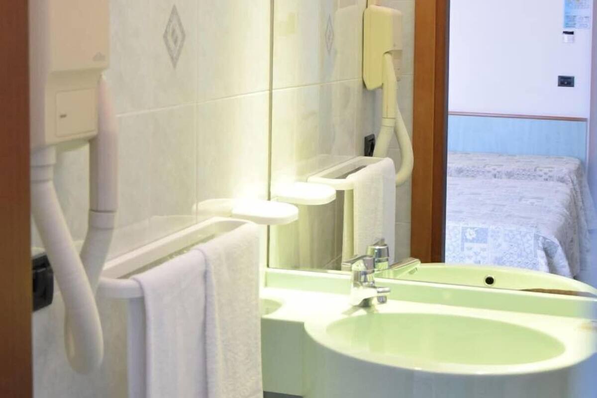 Triple Room | Bathroom | Shower, free toiletries, bidet, towels