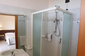 Ducha, artículos de higiene personal gratuitos, bidé y toallas