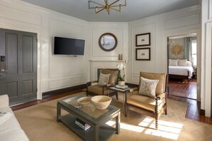 Apartamento, 3 habitaciones | Sala de estar | Una televisión de pantalla plana