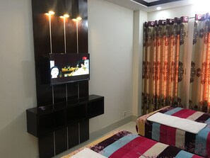 Quarto casal econômico, 1 quarto, acessível, vista para a cidade | Roupas de cama premium, escrivaninha, ferros/tábuas de passar roupa