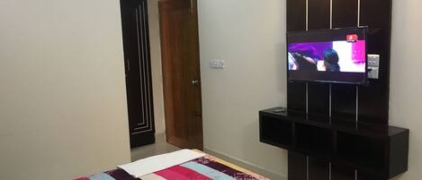 Premium bedding, desk, iron/ironing board, wheelchair access