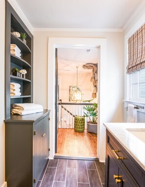 Combined shower/tub, deep soaking tub, free toiletries, hair dryer