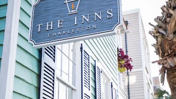 Apartment, 5 Bedrooms, Private Bathroom | Front of property