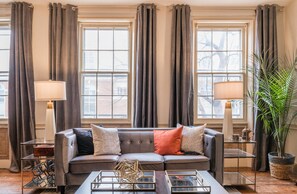 Télévision à écran plat, cheminée