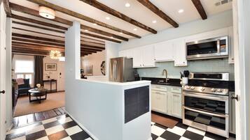 Lemari es besar, microwave, oven, dan mesin pencuci piring