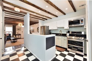 Full-sized fridge, microwave, oven, dishwasher - 526 Gibbon Street (Alexandria)