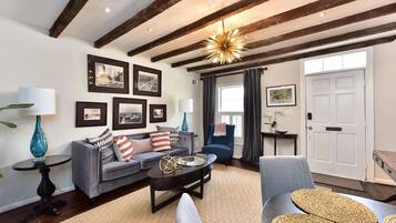 TV layar datar dan perapian