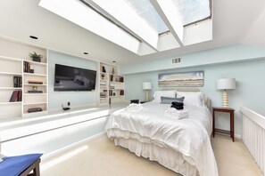 Apartment, 3 Bedrooms, 2 Bathrooms | 1 bedroom, desk, iron/ironing board, free WiFi - 526 Gibbon Street (Alexandria)