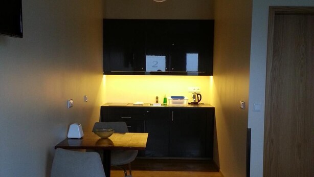 Coffee/tea maker, full-size fridge, microwave, stovetop - Díma Studio Apartments (Höfn)