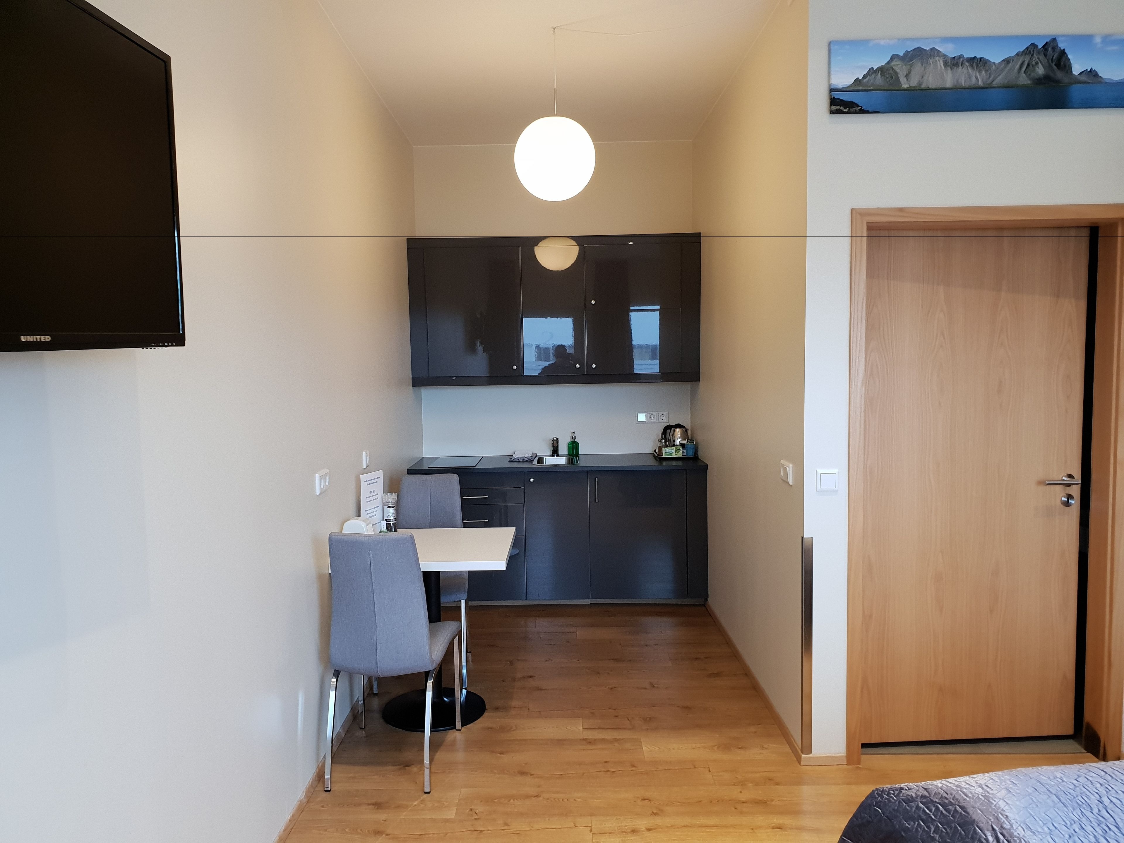 Full-size fridge, microwave, stovetop, coffee/tea maker