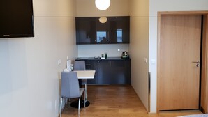 Coffee/tea maker, full-sized fridge, microwave, stovetop - Díma Studio Apartments (Höfn)