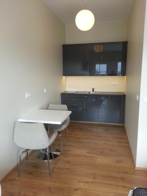 Full-size fridge, microwave, stovetop, coffee/tea maker - Díma Studio Apartments (Höfn)