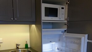 Coffee/tea maker, full-sized fridge, microwave, stovetop - Díma Studio Apartments (Höfn)