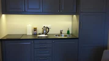 Full-size fridge, microwave, stovetop, coffee/tea maker