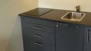 Coffee/tea maker, full-sized fridge, microwave, stovetop - Díma Studio Apartments (Höfn)