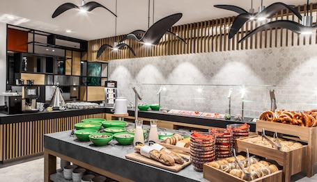 Desayuno buffet diario (EUR 24.00 por persona)