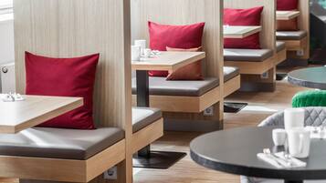 Desayuno buffet diario (EUR 24.00 por persona)