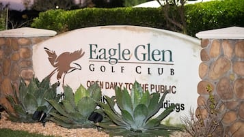 Cartel del Eagle Glen Golf Club indicando que está abierto todos los días al público.