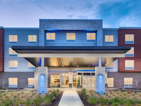 Entrada de la propiedad. Holiday Inn Express & Suites Salem North - Keizer by IHG