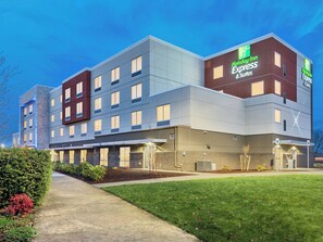 A Holiday Inn Express & Suites hotel with a modern design, featuring multiple floors and a well-maintained lawn. - Holiday Inn Express & Suites Salem North - Keizer by IHG (Keizer)
