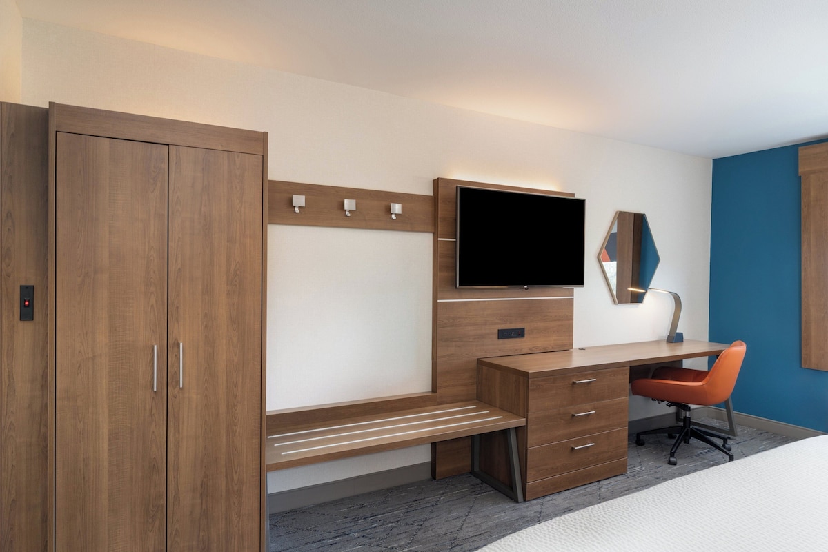 In-room safe, desk, laptop workspace, blackout drapes