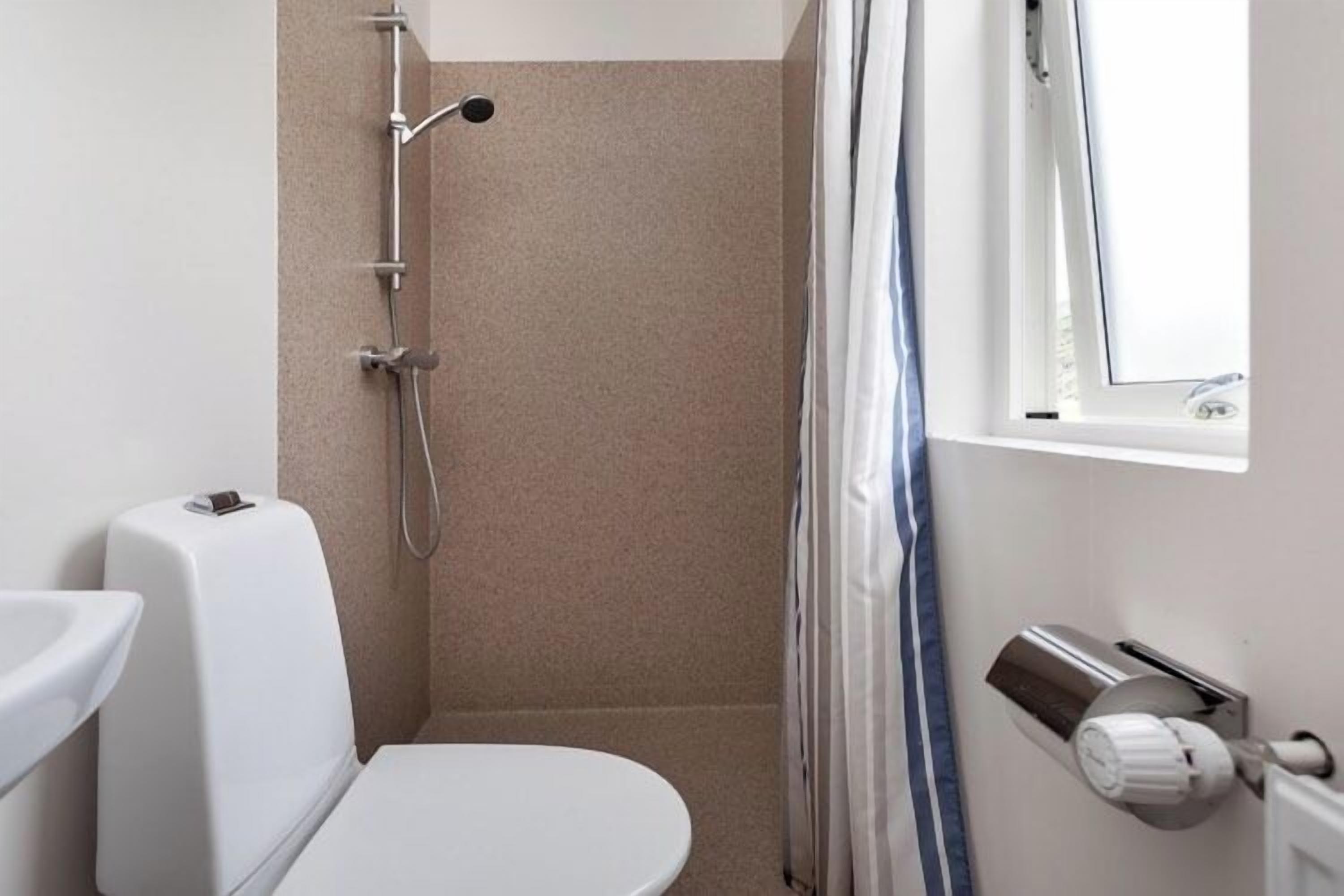 cottage, sea view | bathroom | shower, hair dryer, towels, soap