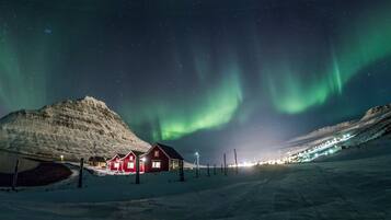 Façana frontal de l'allotjament (vespre/nit)