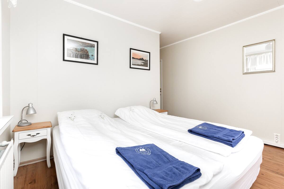 1 bedroom, premium bedding, blackout drapes