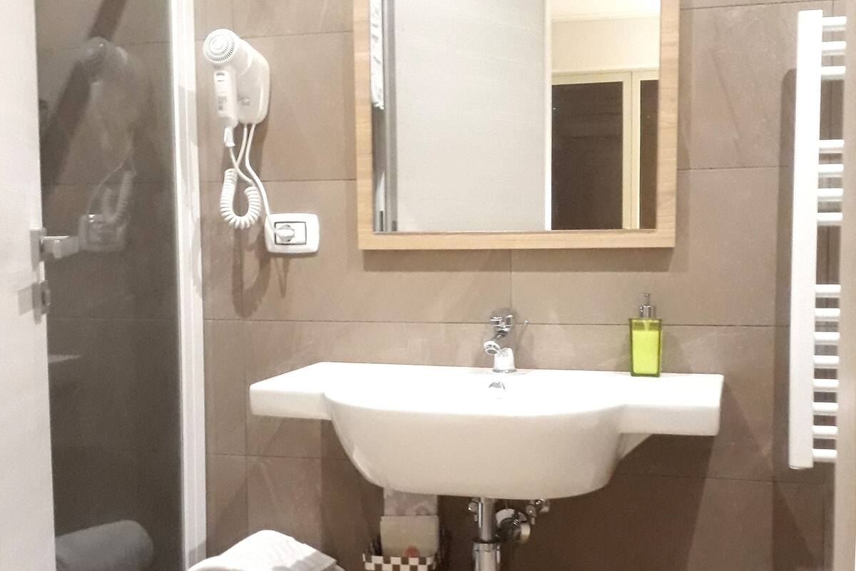 Habitación Confort con 1 cama doble o 2 individuales, vistas al jardín | Ropa de cama de alta calidad, minibar, escritorio
