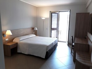 Habitación panorámica con 1 cama doble o 2 individuales, balcón, junto al lago | Ropa de cama de alta calidad, minibar, escritorio