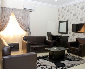 Suite | Living room | LED TV, fireplace - Peace Media Hotels (Abuja)
