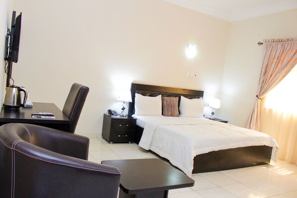 Safe på rommet, skrivebord, strykejern/-brett og wi-fi (inkludert)