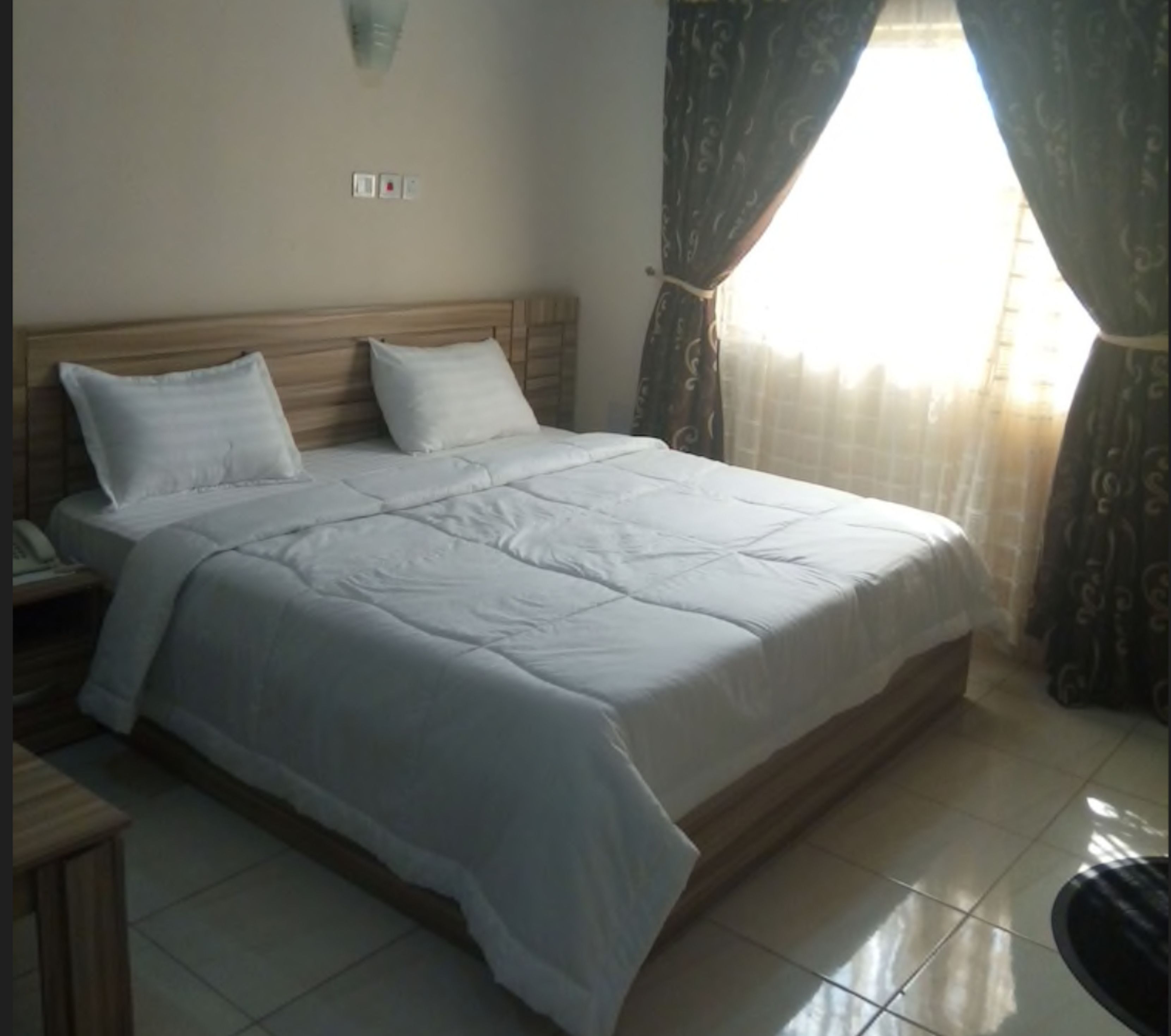 deluxe room | in-room safe, desk, iron/ironing board, free wifi