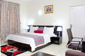 Suite | Safe på rommet, skrivebord, strykejern/-brett og wi-fi (inkludert)