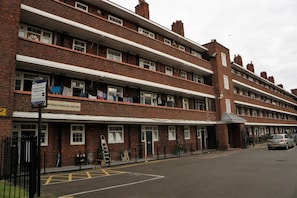 Comfort Apartment, 4 Bedrooms, City View, Courtyard Area | 1 bedroom, in-room safe, desk, iron/ironing board - Beechwood House (London)