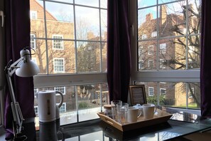 Comfort Apartment, 4 Bedrooms, City View, Courtyard Area - Beechwood House (London)