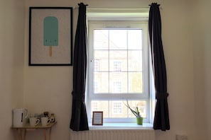 Comfort Apartment, 4 Bedrooms, City View, Courtyard Area | 1 bedroom, in-room safe, desk, iron/ironing board - Beechwood House (London)