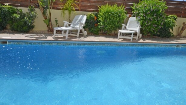 Outdoor pool, pool umbrellas, pool loungers - Villa Favor (Ayia Napa)