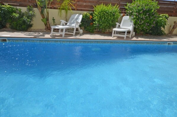 Outdoor pool, pool umbrellas, pool loungers - Villa Favor (Ayia Napa)