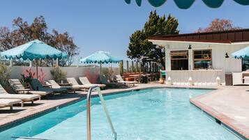 Piscina externa, funciona das 9h às 21h, guarda-sóis, espreguiçadeiras