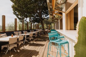 Poolside bar - Skyview Hotel - 21 & Over Pool (Los Alamos)