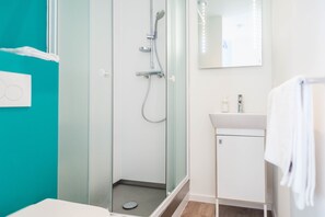 Comfort-Doppelzimmer, 1 Doppelbett | Badezimmer | Dusche, kostenlose Toilettenartikel, Haartrockner, Handtücher