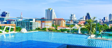 2 outdoor pools, a rooftop pool
