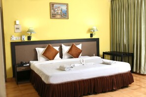 Standard Room | Minibar, in-room safe, desk, iron/ironing board - Alor Grande Holiday Resort (Candolim)