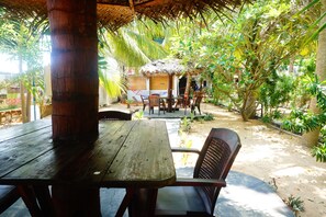 Familienzimmer, 1 Schlafzimmer, Blick auf die Lagune, zum Garten hin | Terrasse/Patio