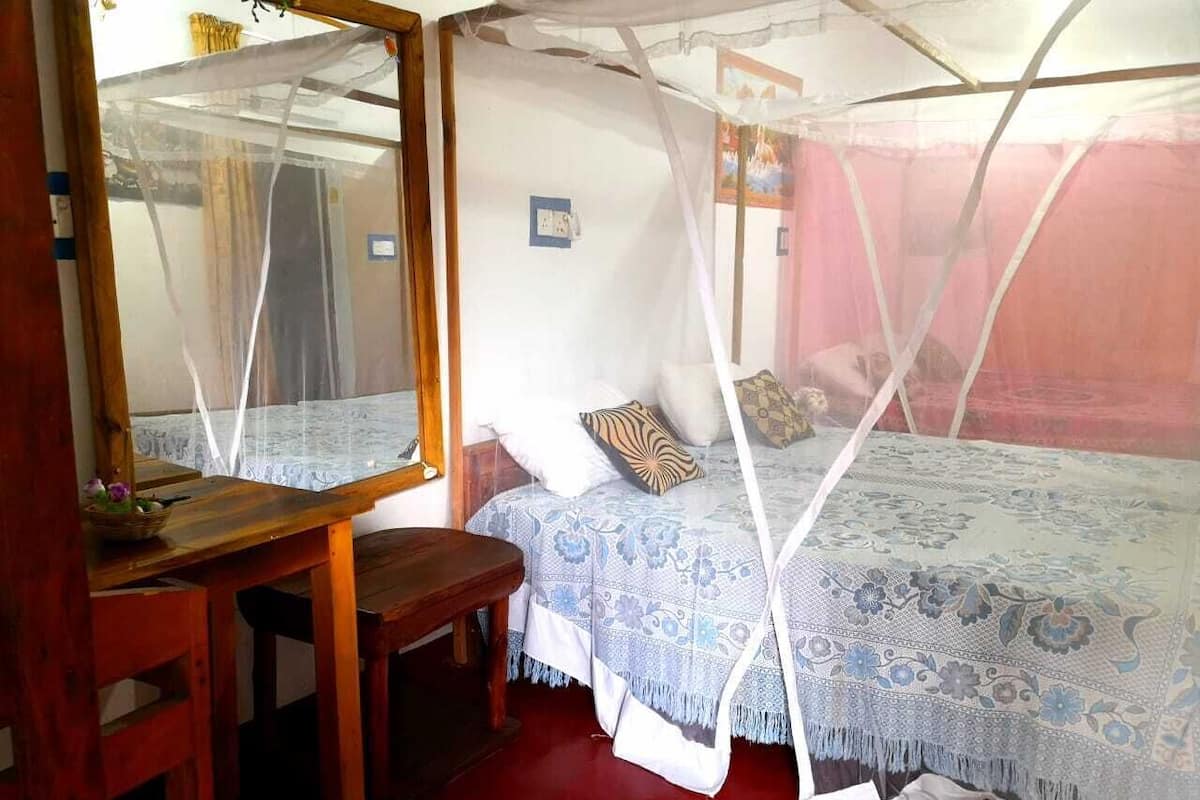 1 slaapkamer, een kluis op de kamer, een bureau