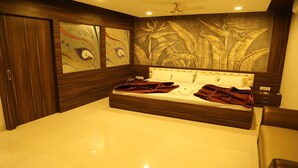 Un dormitorio con una cama grande, cabecero de madera y un mural decorativo.
